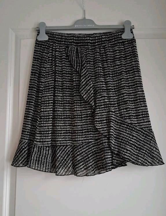 Zwarte rok met print - Maat S, Kleding | Dames, Rokken, Zwart, Maat 42/44 (L), Ophalen of Verzenden, Boven de knie