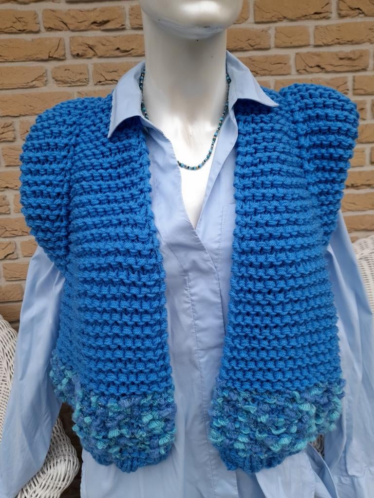 Nieuw handgebreid Blauw Gilet model Kiro by Kim, Ophalen of Verzenden, Nieuw, Blauw