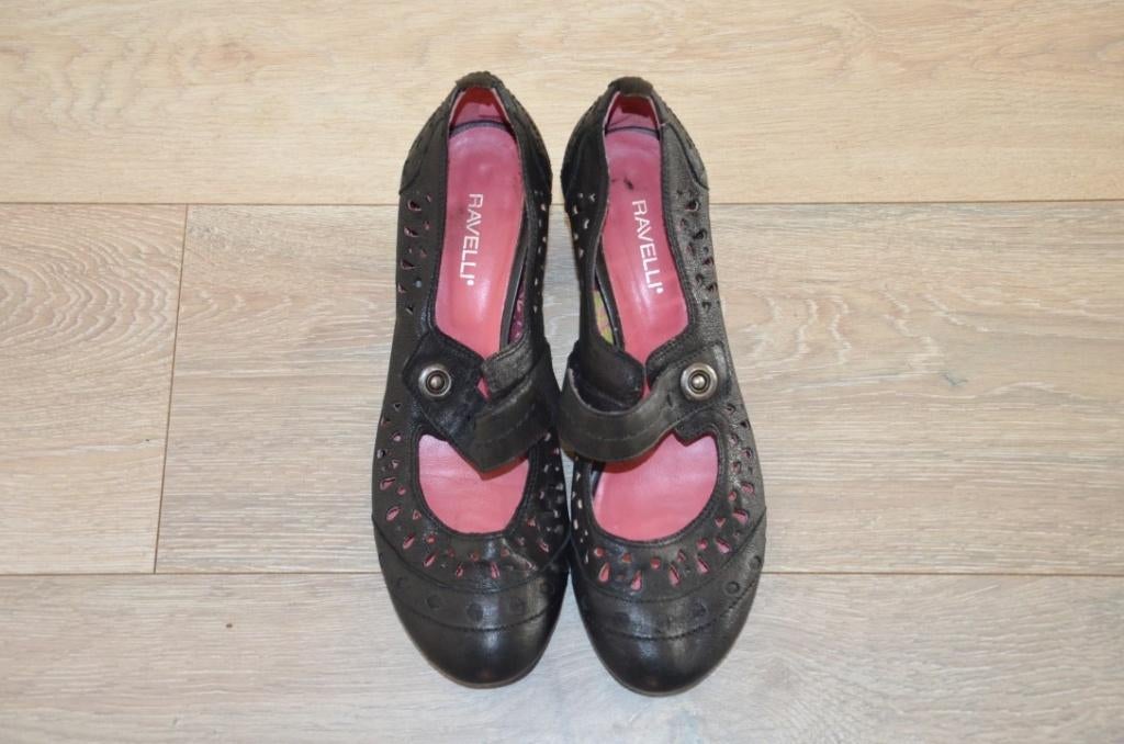 zgan zwarte leren schoenen met laag hakje mt 41 Ravelli, Kleding | Dames, Schoenen, Schoenen met lage hakken, Zwart, Ophalen of Verzenden