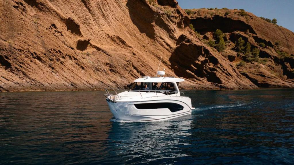 Beneteau Antares 9 | Nieuw samenstellen vanaf 165.286,-, Watersport en Boten, Nieuw, Polyester, Overige brandstoffen, 6 meter of meer