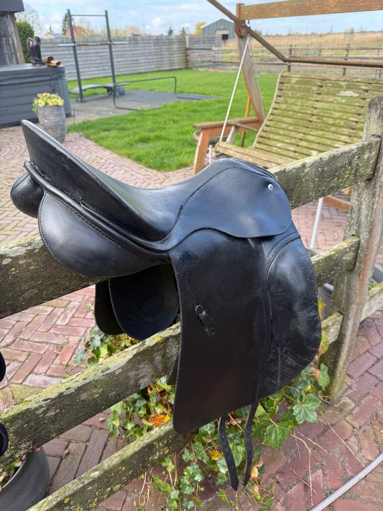 Passier zadel zwart dressuur 18" beugelriemen singel, Dieren en Toebehoren, Ophalen of Verzenden, Dressuur