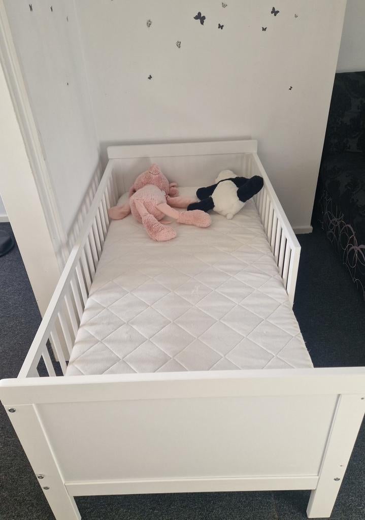 Wit ledikant met matras, Kinderen en Baby's, Babywiegjes en Ledikanten, Ophalen of Verzenden, Gebruikt, Ledikant