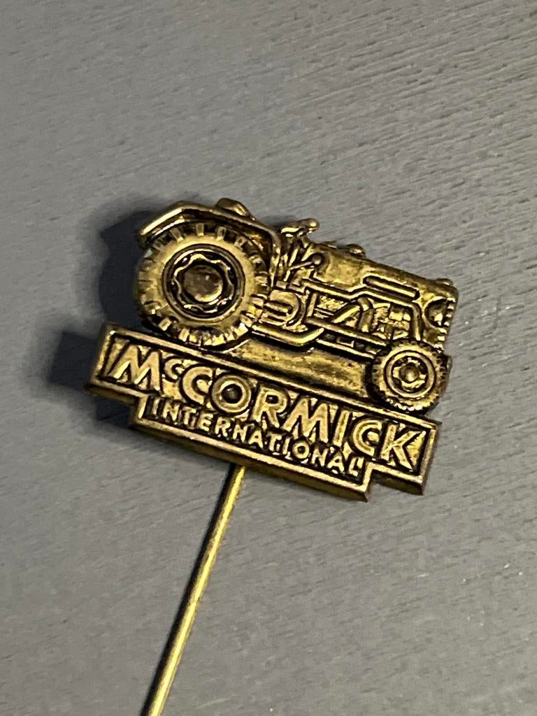 Vintage McCormick International tractor speldje, Transport, Ophalen of Verzenden, Zo goed als nieuw, Speldje of Pin