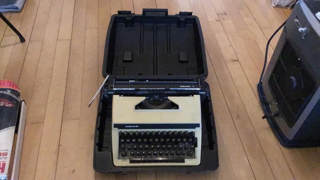 Adler Gabriele typmachine uit begin jaren 80, Ophalen, Zo goed als nieuw