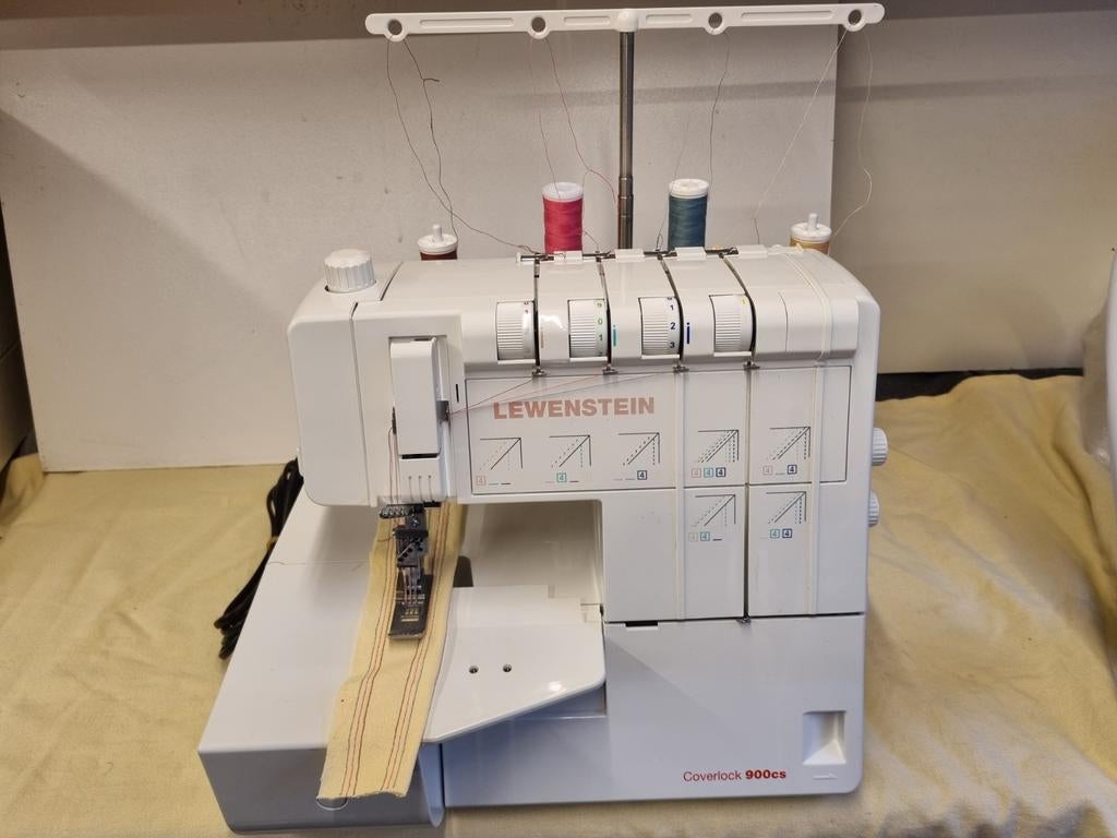 Lewenstein coverlock 900, Hobby en Vrije tijd, Naaimachines en Toebehoren, Ophalen of Verzenden, Zo goed als nieuw, Lockmachine