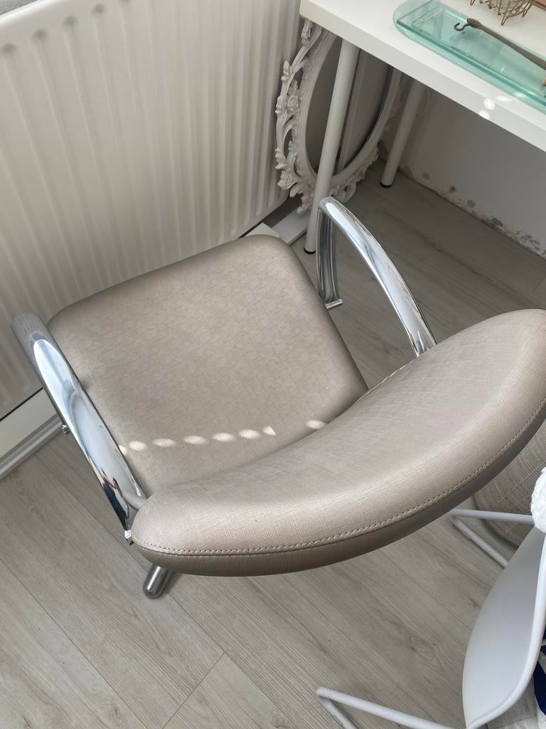 Kappers stoel met pomp, Ophalen