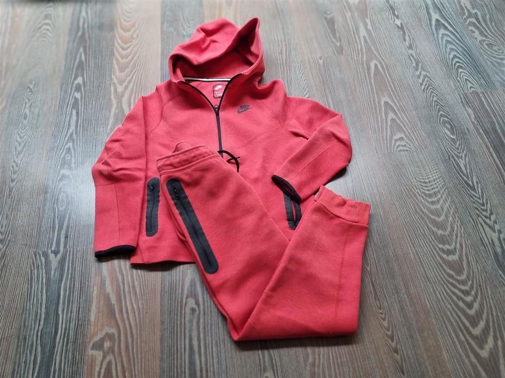 Nike Tech Trainingspak / maat kinder XL 158 - 170 nette staa, Ophalen of Verzenden, Zo goed als nieuw, Jongen, Sport- of Zwemkleding