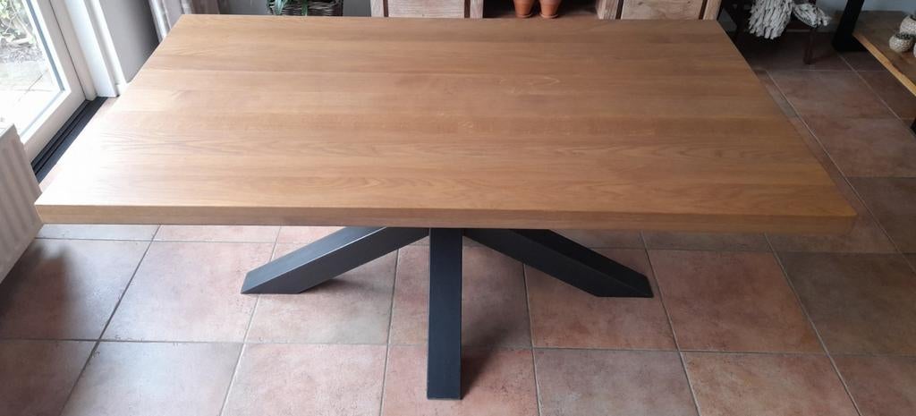 Robuuste eettafel van eikenhout met stalen kruispoot, Ophalen, 100 tot 150 cm, Zo goed als nieuw, Vijf personen of meer