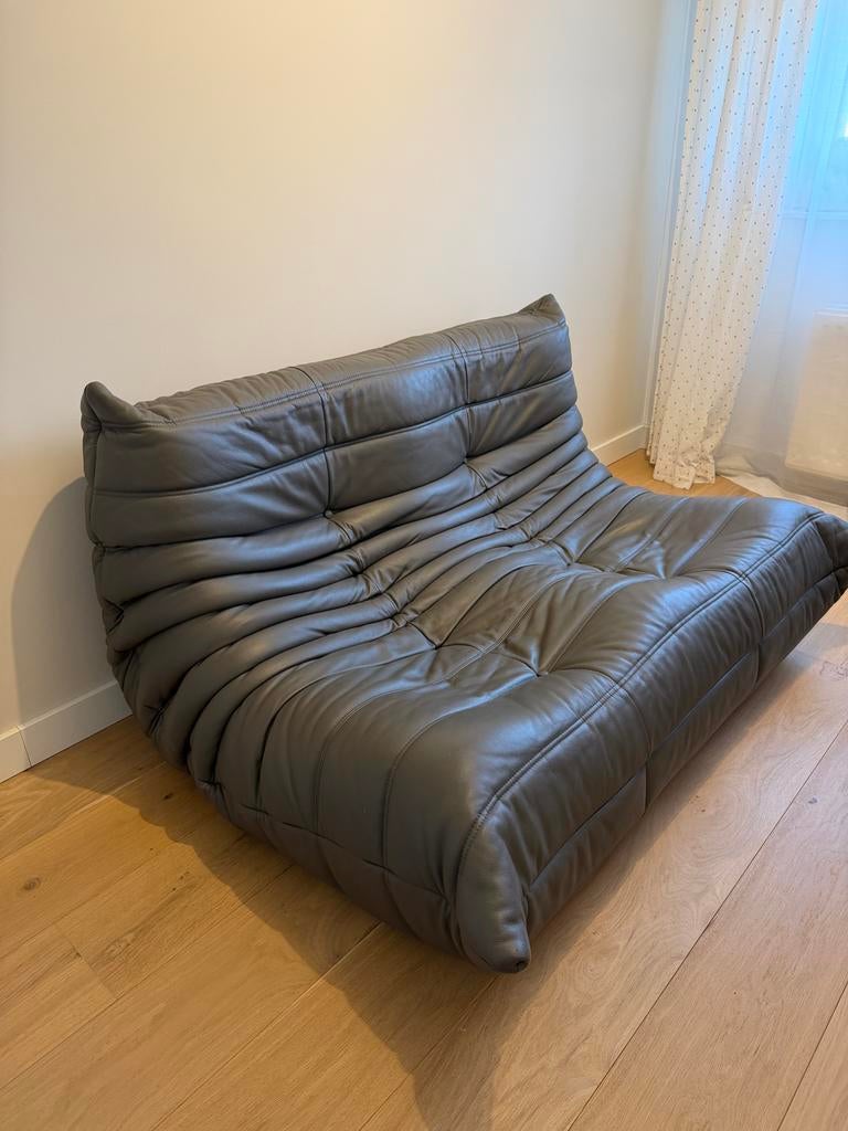 Original 100% Ligne Roset Togo 2-zitsbank grijs leer 2018, Huis en Inrichting, Banken | Sofa's en Chaises Longues, Ophalen, Gebruikt