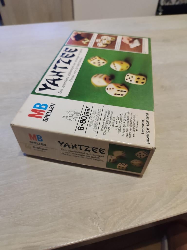 Vintage Yahtzee dobbelspel van MB Spellen, Ophalen of Verzenden, Consumercare@hasbro.nl, Vijf spelers of meer, Gebruikt