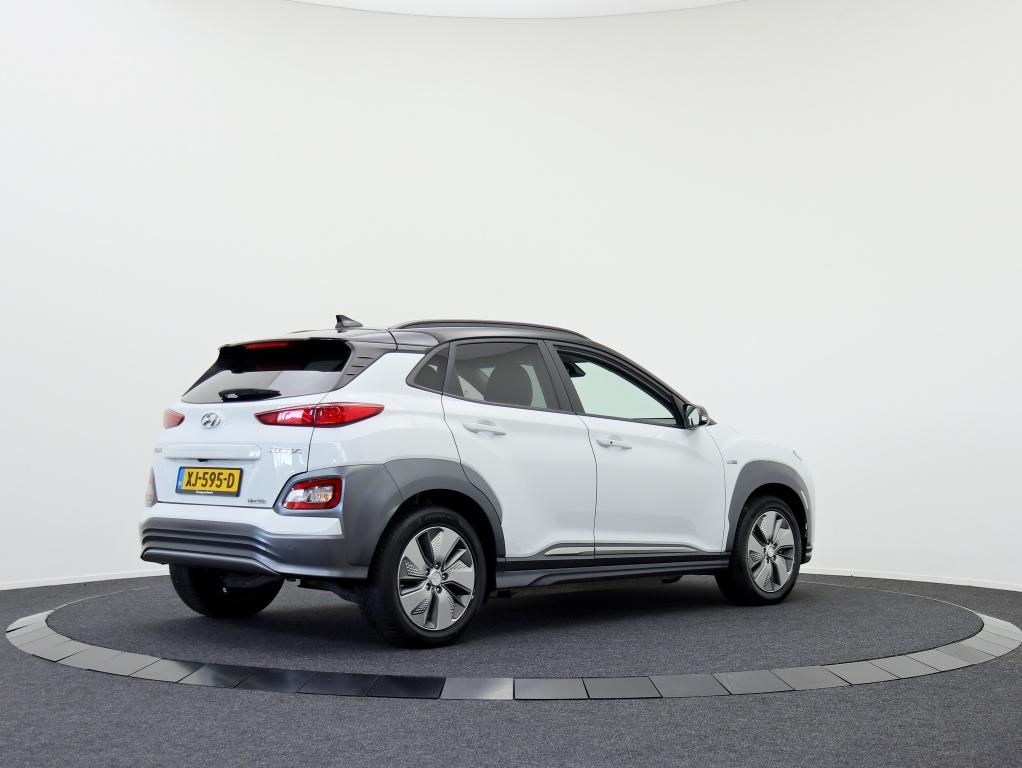 Hyundai KONA EV Premium 64 kWh | Warmtepomp | Leder | Zwart, 0 cilinders, Zwart, Wit, 64 kWh