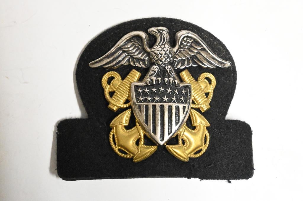US navy pet embleem visor cap badge marine amerika, Ophalen of Verzenden, Marine, Amerika, Embleem of Badge