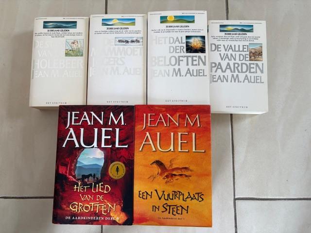 De Aardkinderen Jean M Auel 1/6, Ophalen of Verzenden, Gelezen