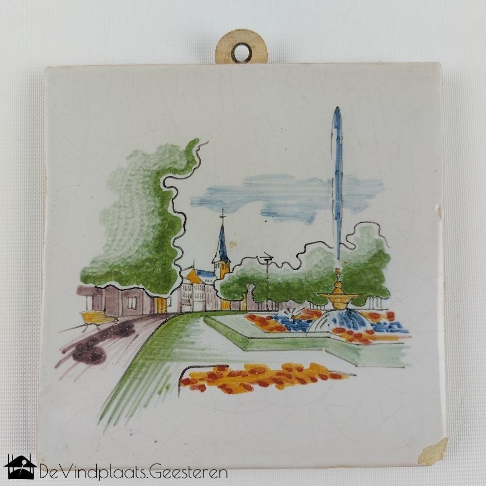 Polychroom tegel jaren 60 - parkgezicht met fontein en kerk, Ophalen of Verzenden