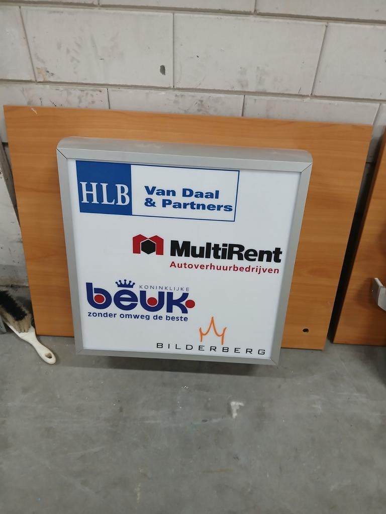 Lichtbak tekst is verwijderbaar, Ophalen