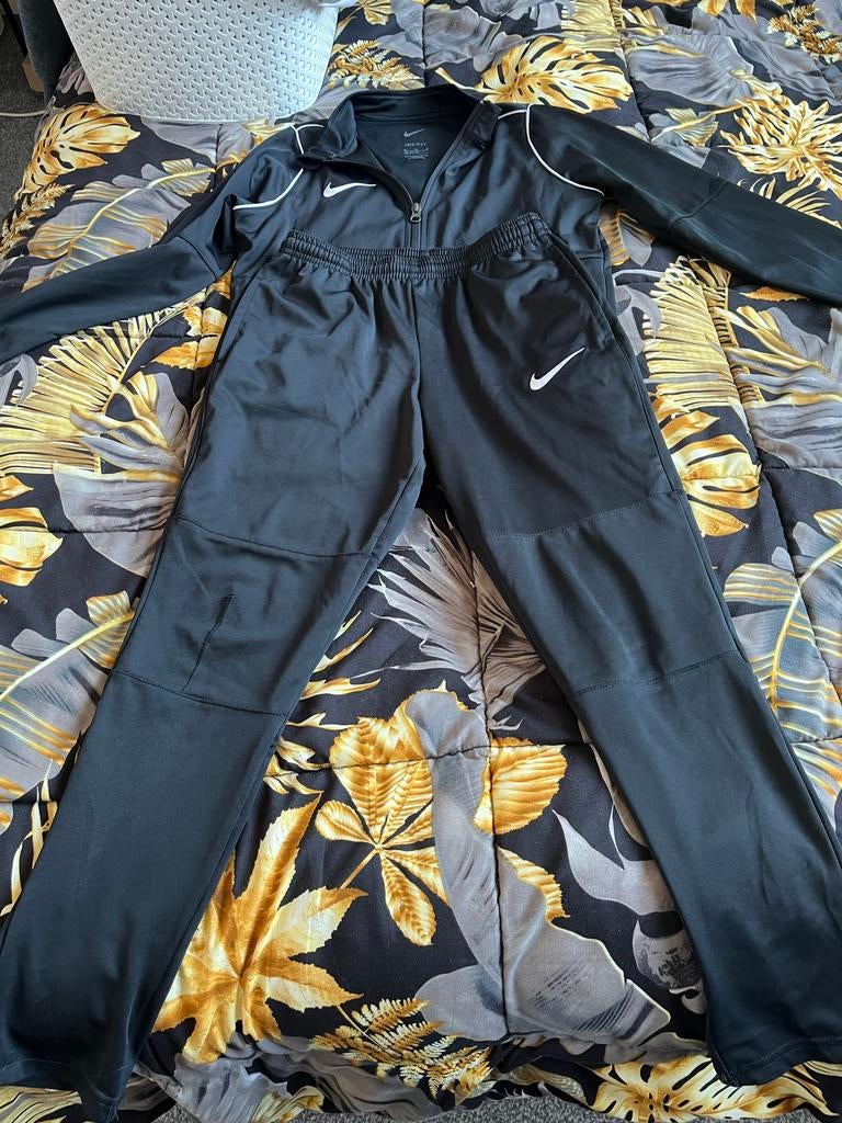 Nike trainingspak maat 137/147 met lichte knieschade, Kleding | Dames, Sportkleding, Ophalen of Verzenden, Gedragen, Zwart, Overige typen