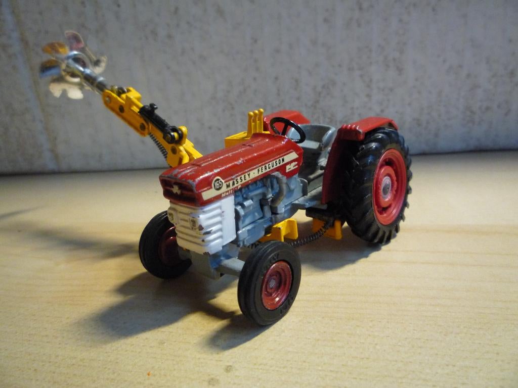 Massey Ferguson 165 Tractor met zaag Corgi Toys nr. 73, Ophalen of Verzenden, Gebruikt, Tractor of Landbouw, Corgi