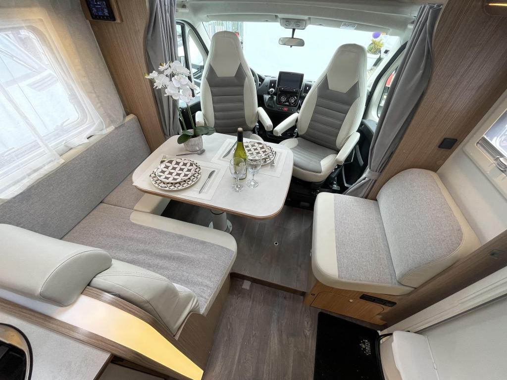 Carado T447 9-TRAPS AUTOMAAT ENKELE BEDDEN XXL GARAGE EURO6, Automaat, Fiat, 7 tot 8 meter, Bedrijf