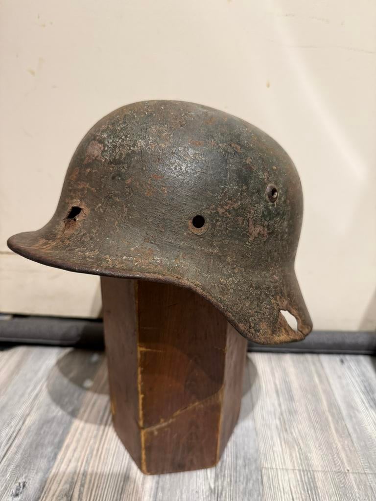 Duitse M35 Helmschaal Reissue SD XX? Battledamage groen WW2, Ophalen of Verzenden, Duitsland, Landmacht, Helm of Baret