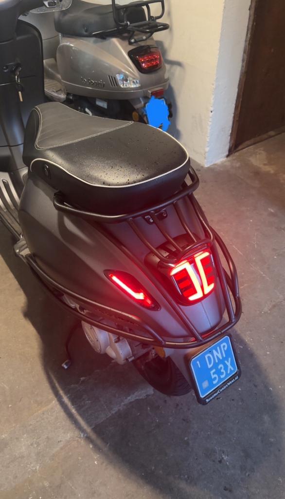 Vespa sprint, Fietsen en Brommers, Ophalen, Zo goed als nieuw, Benzine