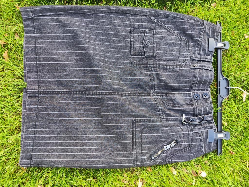 Donkergrijze rok met witte strepen maat m, Kleding | Dames, Rokken, Maat 38/40 (M), Zwart, Ophalen of Verzenden, Zo goed als nieuw