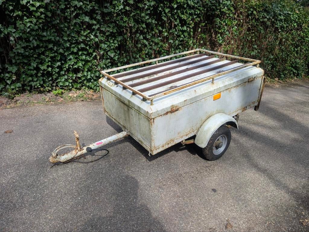 Aanhangertje met nieuwe bandjes, Ophalen