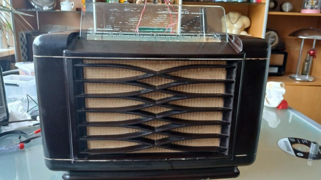 80 jaar jonge bakelieten radio., Ophalen