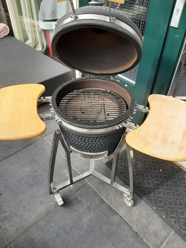 Buccan Kamado Z.g.a.n. met accessoires, Tuin en Terras, Houtskoolbarbecues, Zo goed als nieuw, Met accessoires, Ophalen of Verzenden