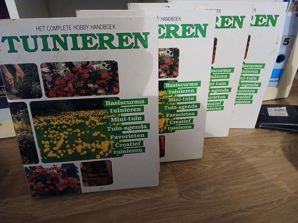 Het Complete Hobby Handboek Tuinieren - 4 mappen, Ophalen of Verzenden, Gelezen, Onbekend, Tuinieren en Tuinplanten