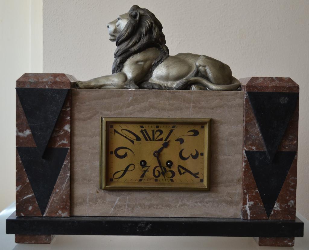 marmeren art deco klok marmer leeuw weegt 14 kilo, Antiek en Kunst, Ophalen