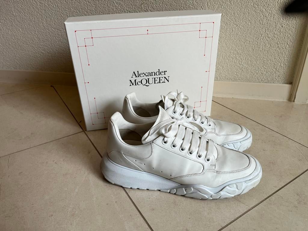 Alexander McQueen Court Trainer wit mt. 44, Wit, Ophalen of Verzenden, Sneakers of Gympen, Zo goed als nieuw