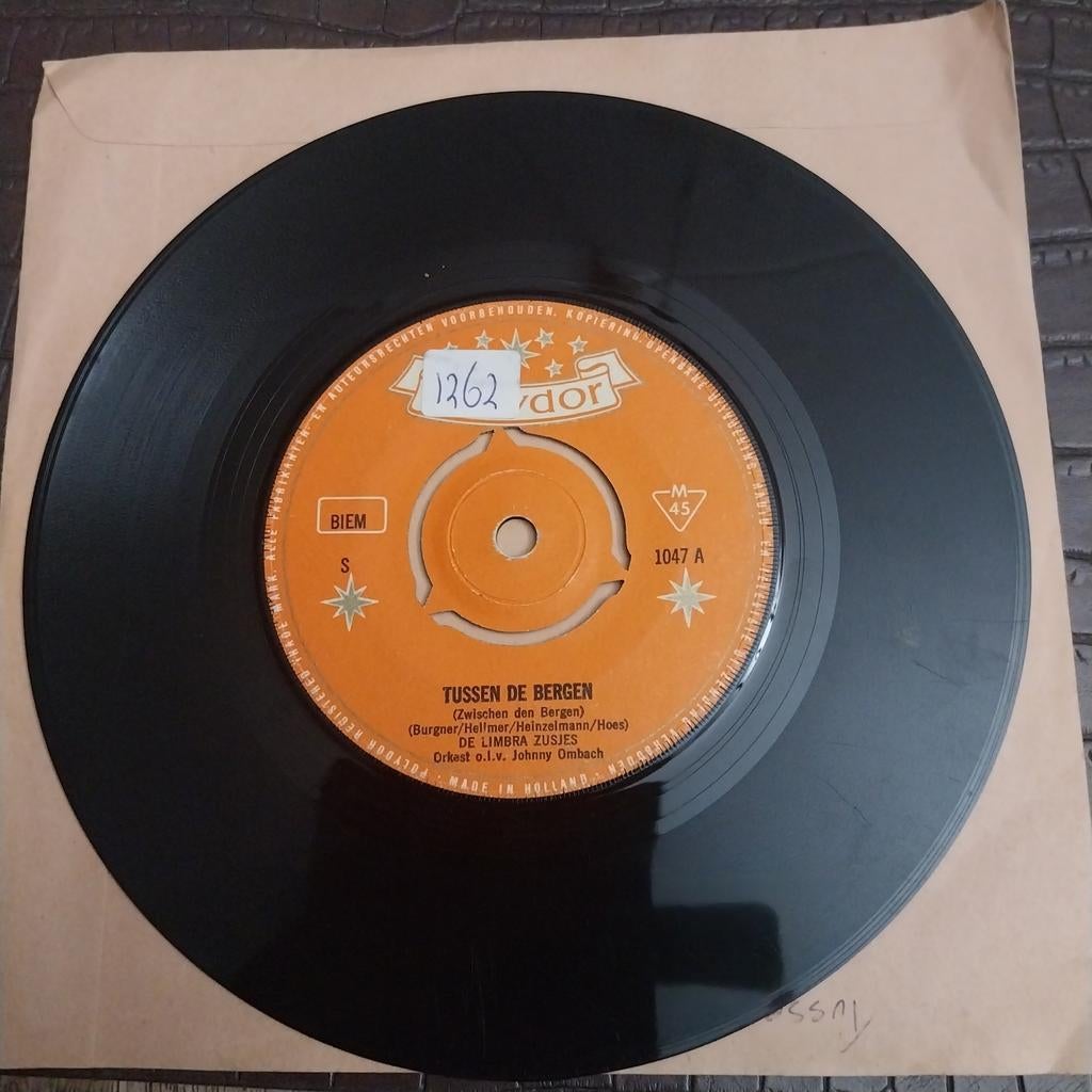 De Limbra Zusjes - Tussen de Bergen / Geeft Me Goud en Zi, Gebruikt, 7 inch, Single, Ophalen of Verzenden