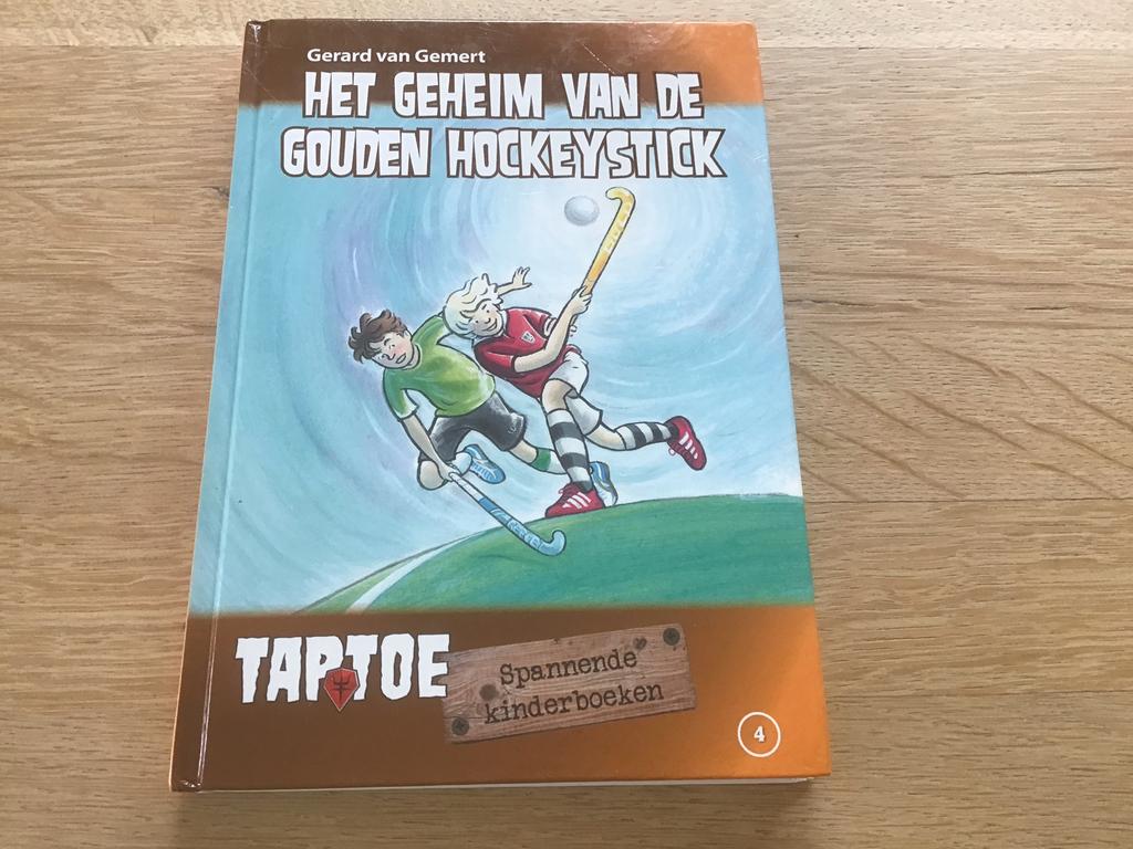 Het geheim van de gouden hockeystick - Gerard van Gemert, Boeken, Ophalen of Verzenden, Zo goed als nieuw, Gerard van Gemert, Fictie algemeen