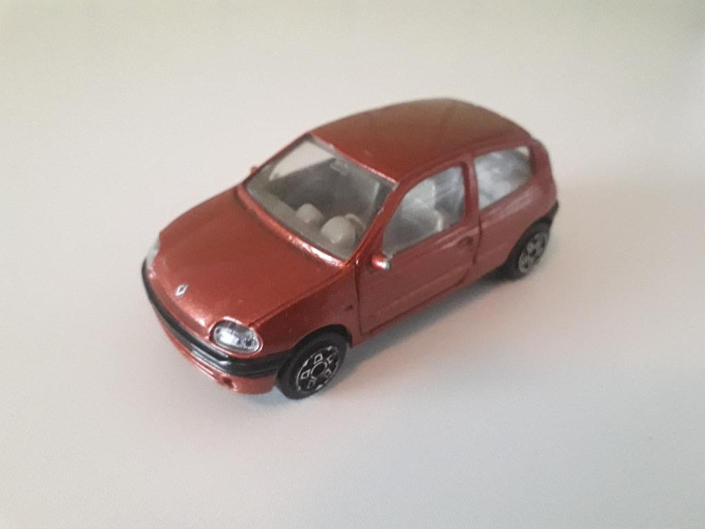 renault clio burago, Hobby en Vrije tijd, Modelauto's | 1:43, Ophalen of Verzenden, Gebruikt, Auto, Overige merken