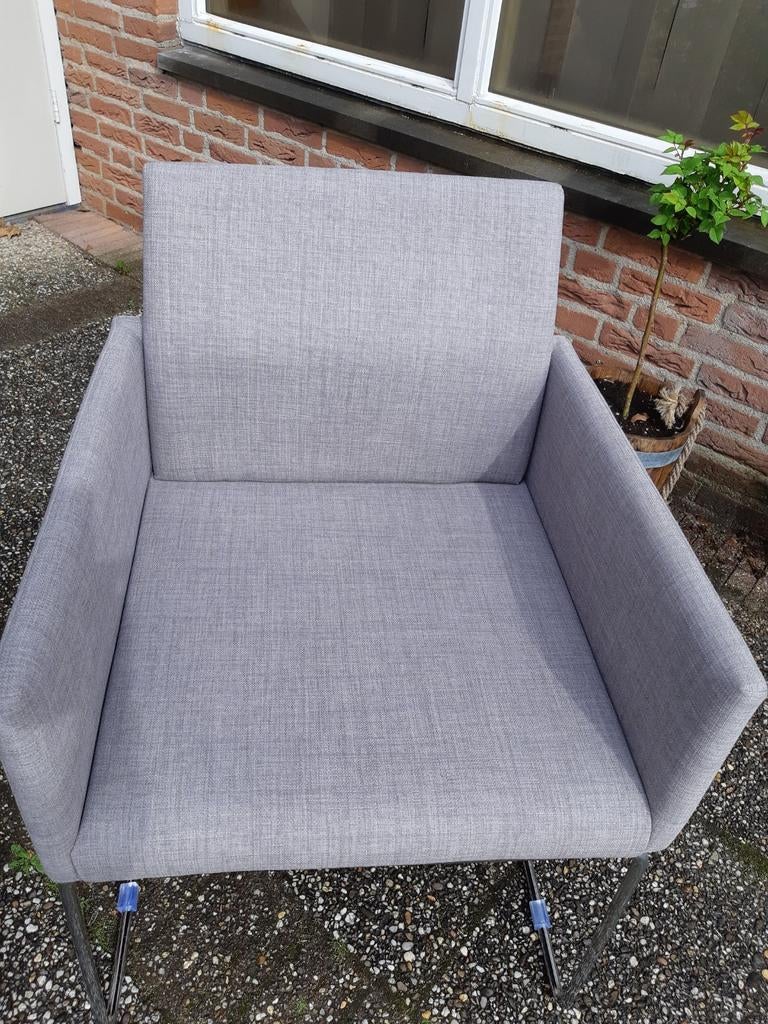 2 leuke fauteuils, lichtgrijze stof, chrome poten, Ophalen, Minder dan 50 cm, Minder dan 75 cm, Zo goed als nieuw