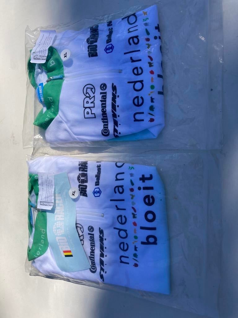 Drie spiksplinternieuwe wielershirts, Ophalen, Hardlopen of Fietsen, Groen, Maat 56/58 (XL)