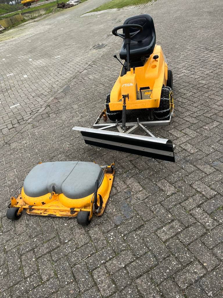 Stiga Villa zitmaaier met sneeuwschuif, Ophalen, Gebruikt, 90 tot 120 cm