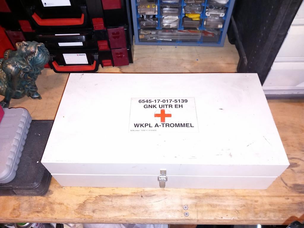 Oude Militaire Verbanddoos - WKPL A-TROMMEL, Ophalen of Verzenden, Landmacht, Nederland, Kist of Geocache