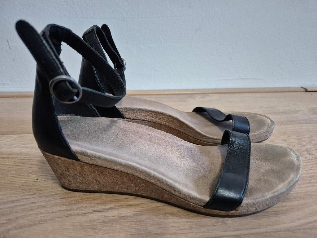 Sch67 - Zwarte leren Ugg sandalen maat 40 (1), Kleding | Dames, Schoenen, Zo goed als nieuw, Sandalen of Muiltjes, Zwart, Ophalen of Verzenden