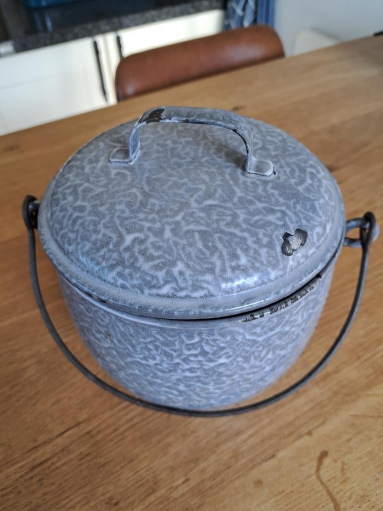 Vintage grijs gewolkt emaille pot met deksel en hengsel, Antiek en Kunst, Antiek | Emaille, Ophalen of Verzenden