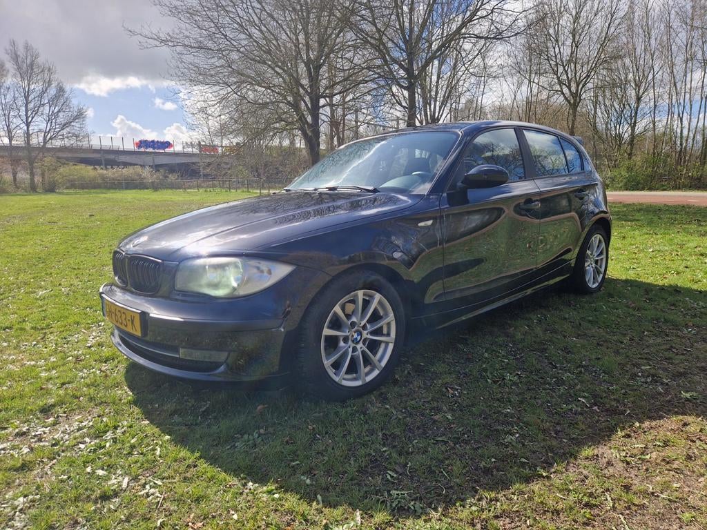 BMW 1-serie 116i 2009 business line + Airco + NAP, Auto's, BMW, 1-Serie, Zwart, 4 cilinders, Zwart