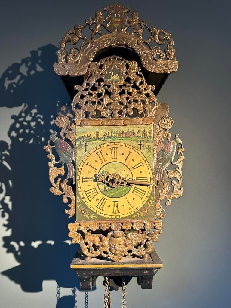 Antieke Friese stoelklok – rijk versierd, lopend - 62cm hoog, Antiek en Kunst, Antiek | Klokken, Ophalen of Verzenden