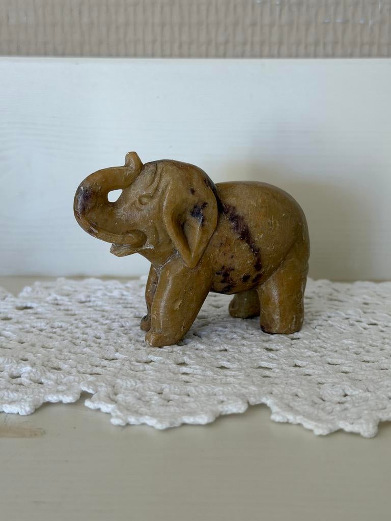 Decoratief olifantje van steen - beeld - speksteen, Verzamelen, Beelden en Beeldjes, Ophalen of Verzenden, Gebruikt, Dier