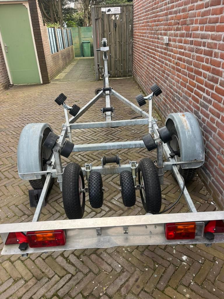 Fabrieks trailer voor 4.5 mtr boot 675 euro, Overige typen, Minder dan 6 meter, Zo goed als nieuw, Met rollen