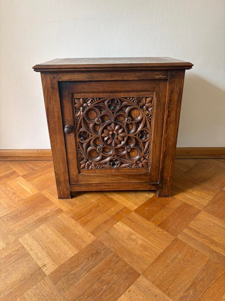 Klassiek eikenhouten kastje, Ophalen