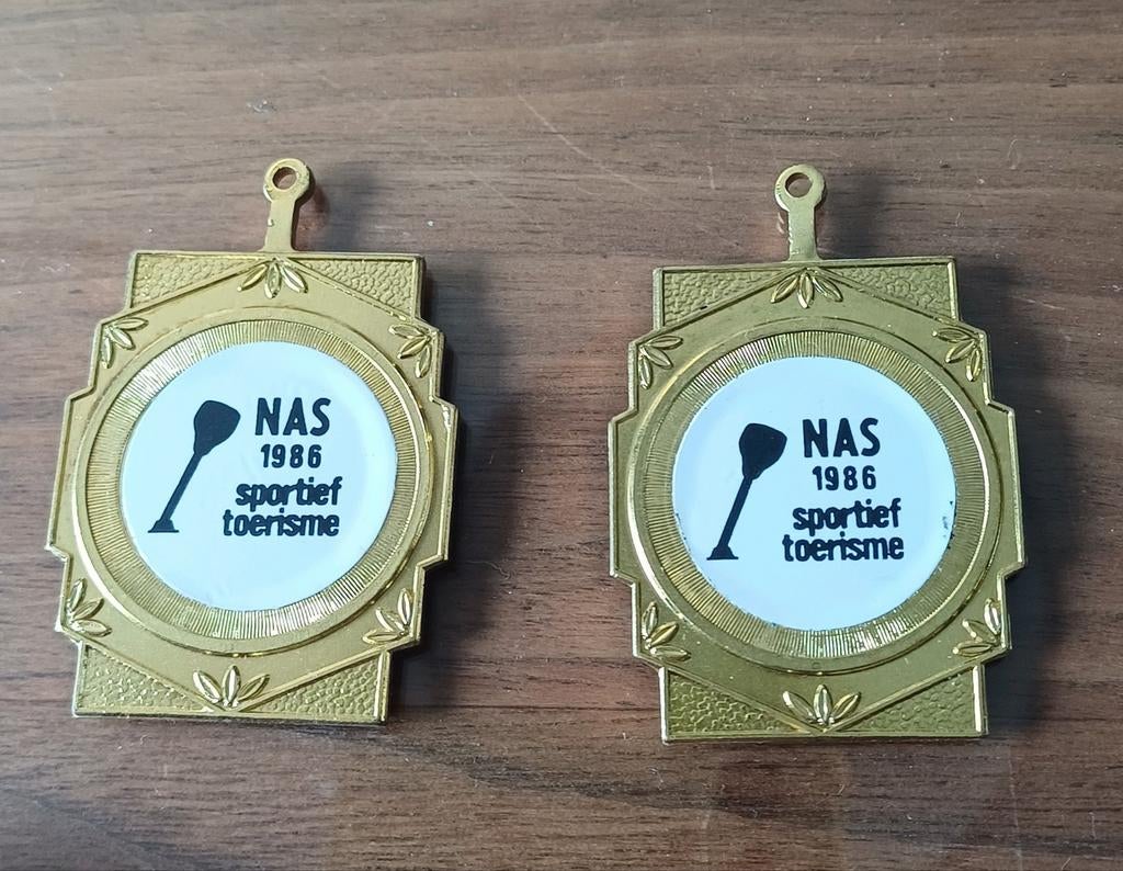 Twee Vintage NAS 1986 Sportief Toerisme Medailles, Ophalen of Verzenden, Zo goed als nieuw, Auto's