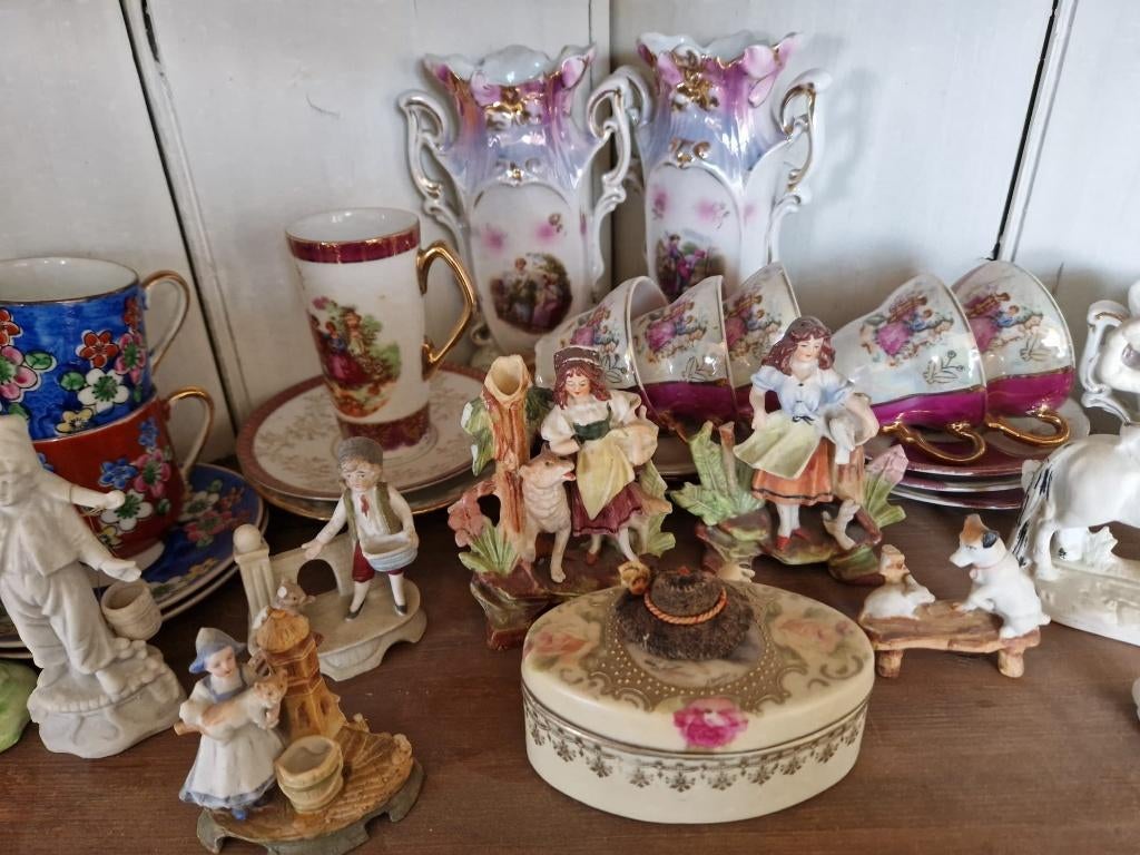 Porseleinen mokka: handgeschilderd Franse servies + beeldjes, Ophalen of Verzenden, Zo goed als nieuw, Mens