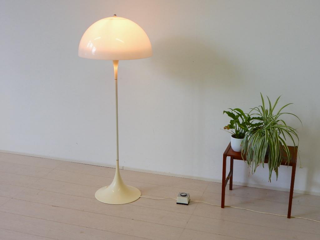 vintage lamp jaren 70 PANTHELLA VERNER PANTON LOUIS POULSEN, Huis en Inrichting, Lampen | Vloerlampen, Kunststof, Gebruikt, .