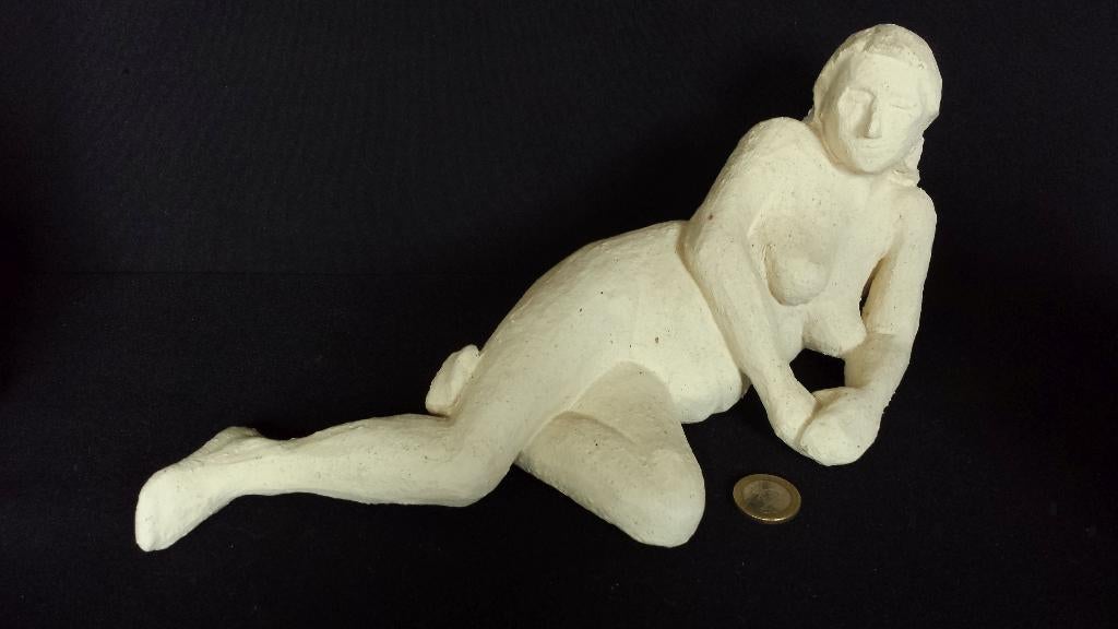 BEELD naakte VROUW, liggend - KERAMIEK - Lang 35 cm., Ophalen of Verzenden