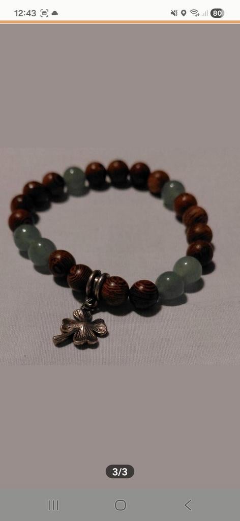 Houten kralen armband met klavertje vier bedel, Bruin, Ophalen of Verzenden, Zo goed als nieuw, Met bedels of kralen